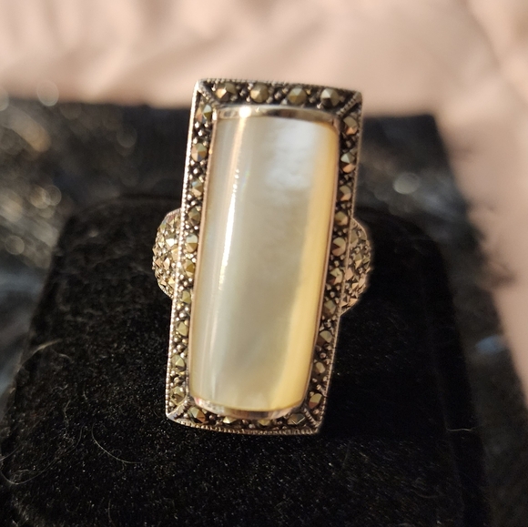 Fine Jewelry Mother of Pearl Ring.